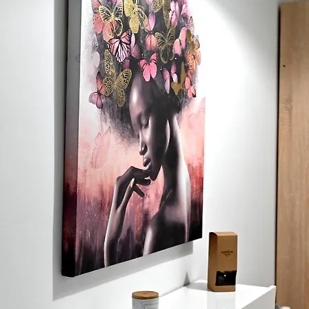 Sandra, Apartment *