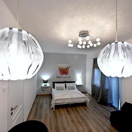 Sandra, Apartment