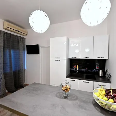 Sandra, Apartment *