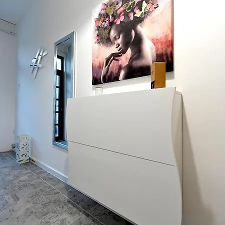 Sandra, Apartment *