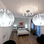 Sandra, Apartment