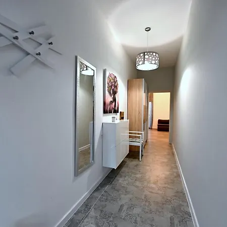 Sandra, דירה אימוטסקי